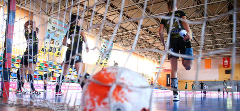 Украина. Ужгородские "Карпаты" обыграли херсонскую "Днепрянку", в киевском дерби "Спартак" вновь разгромил ТНУ-21