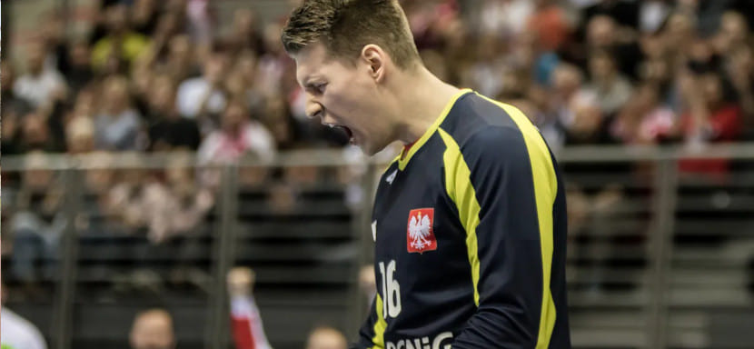 Польша. Официально. Вратарь "Татабаньи" Пётр Вышомирски подписал трехлетний контракт с "Гурником" из Забже