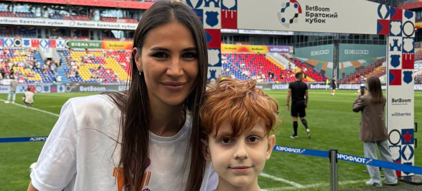 Олимпийская чемпионка Екатерина Ильина приняла участие в благотворительной церемонии перед футбольным матчем ЦСКА — ОФК