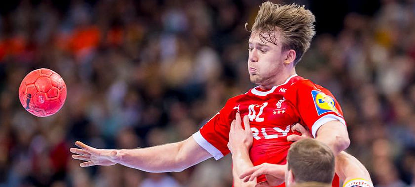 Дания. 21-летний новичок "Ольборга" Томас Арнольдсен из-за физических и умственных перегрузок сделал паузу в карьере