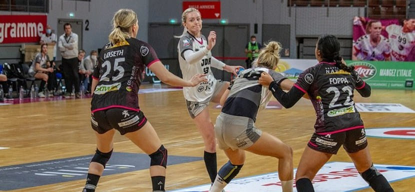 Франция. Норвежская полусредняя Селин Сивертсен продлила контракт с "Дижоном"