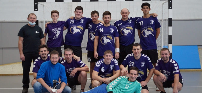 Играй, страна! Первая лига. Как любовь к игре сокращает расстояние от Питера до Алтая