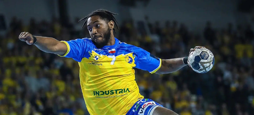 Польша. "Осуждаем поведение, нарушающее правила общественной жизни". "Кельце" выступил с обращением по поводу ситуации с Бенуа Кунку