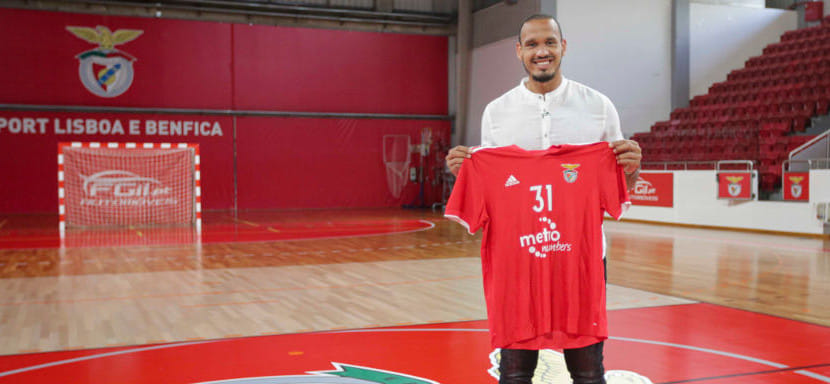 Португалия. Официально. Бразильский линейный Рожерио Мораэс, покинувший "Веспрем", продолжит карьеру в "Бенфике"