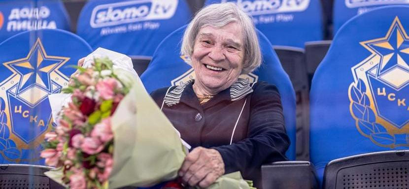 Обладательница Кубка европейских чемпионов и мастер спорта СССР Валентина Игнатьева отмечает юбилей