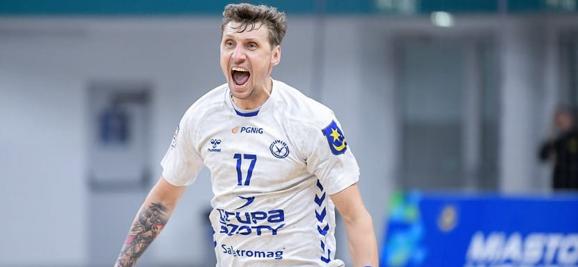 Польша. Белорусский правый крайний "Тарнува" Александр Бушков продлил контракт ещё на сезон