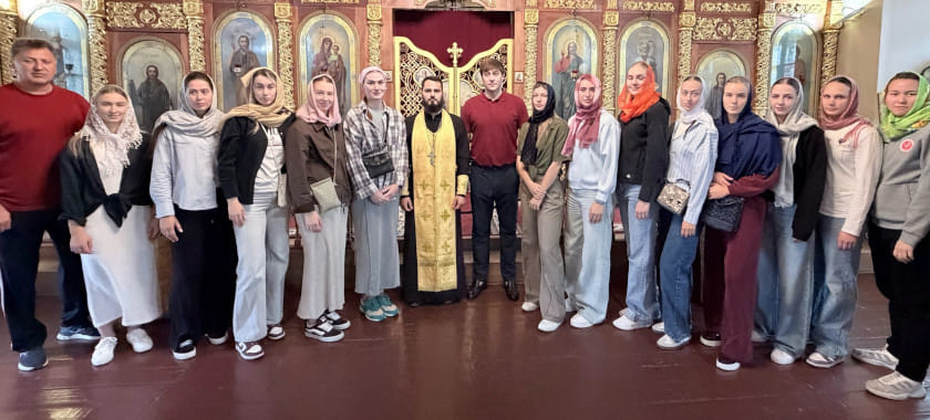 Гандболистки "Астраханочки" перед стартом нового сезона побывали на молебне на благое дело в Никольском надвратном храме (ФОТО)