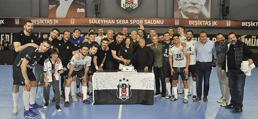 Турция. "Бешикташ" спустя два года вернул себе чемпионский титул в стране. Команда Мехмета Корала досрочно стала первой