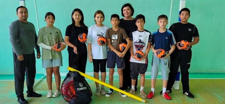 Россия. Ещё одно общеобразовательное учреждение в Астраханской области присоединилось к проекту "Гандбол — в школу". Ребята получили спортивный инвентарь