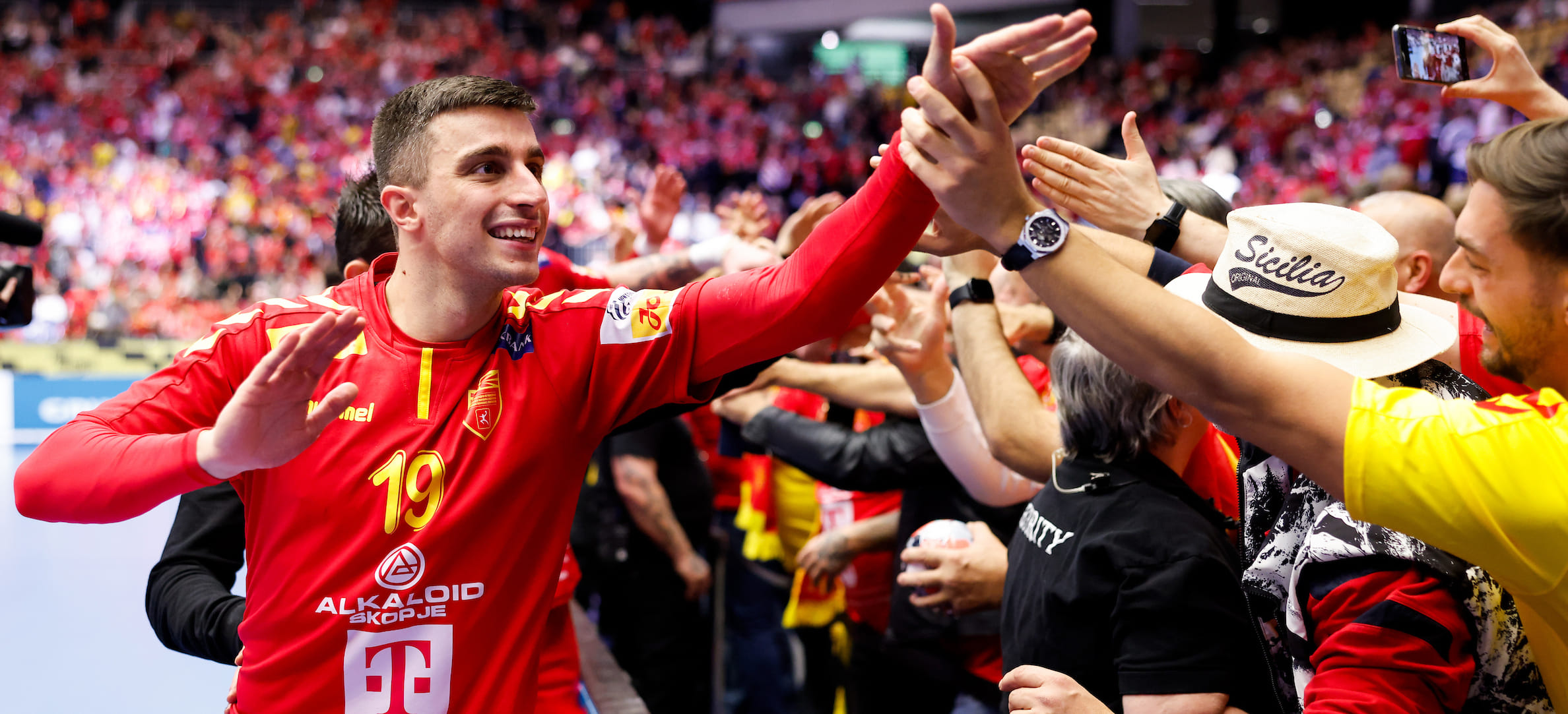 Сейвы Томовского уберегли македонцев, а Фареры впервые выиграли в финальной стадии. Что творится на Евро-2026