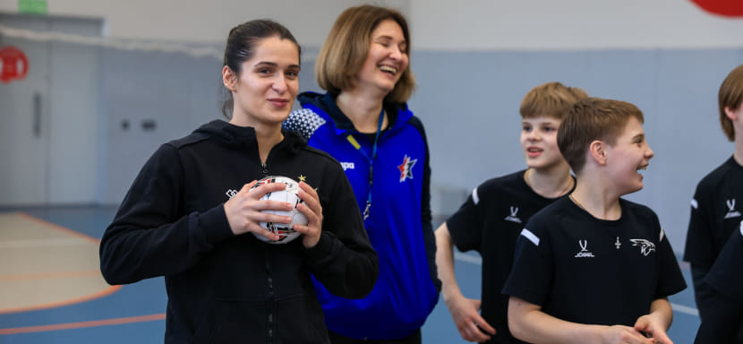 Маргарита Батурина, София Пензева и Ксения Обуховская провели мастер-класс для юных хоккеистов московского "Авангарда"