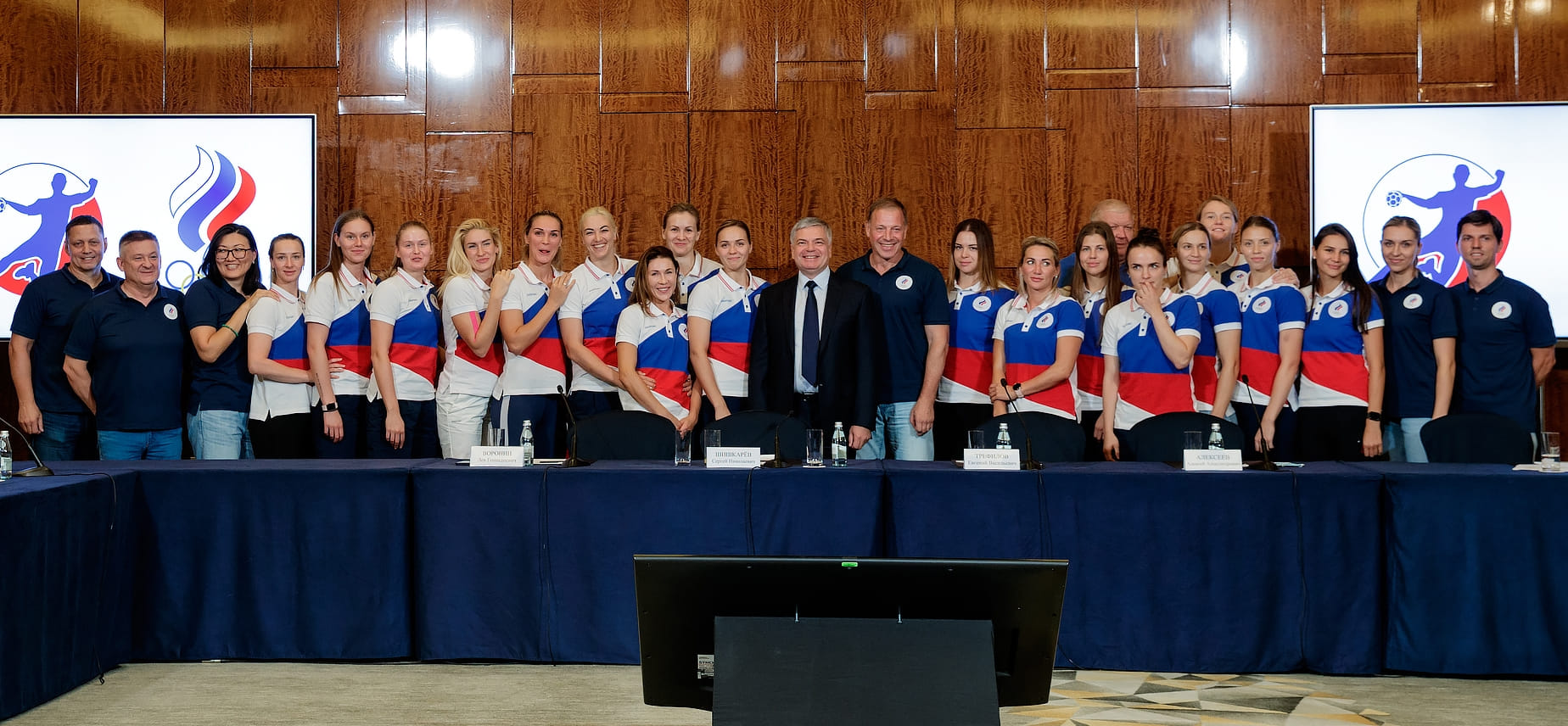 "Тренерский Змей Горыныч с четырьмя головами — это сила". Российских гандболисток проводили в Токио