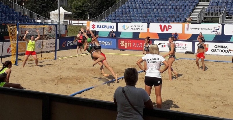 Пляжный гандбол. Национальная женская сборная России опробовала песчаный корт чемпионата Европы в спарринге против венгерок
