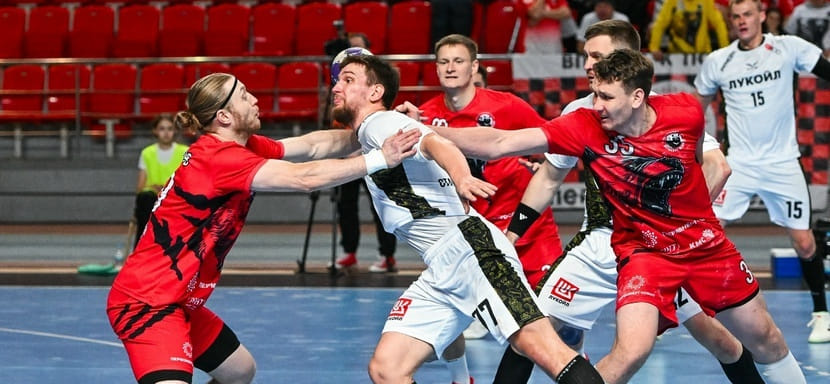 Мужской чемпионат России стартует сегодня: игровую программу турнира открывает противостояние "Пермских медведей" и "Виктора"