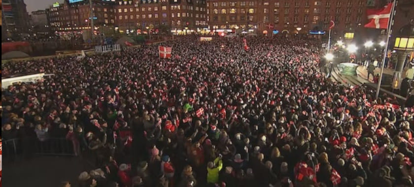 ЧМ-2023. Тысячи датчан на центральной площади Копенгагена приветствовали свою сборную. Игроки с трофеем выступали с балкона мэрии (ФОТО)