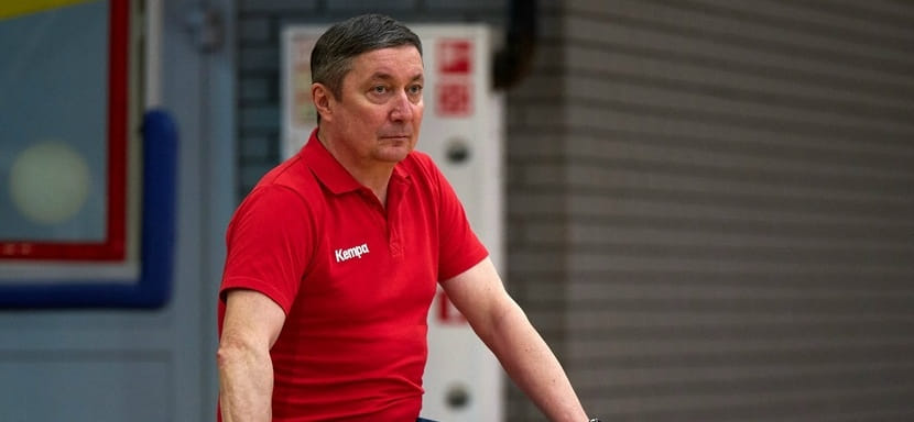 Роберт Минабутдинов: "У нас увеличилась обойма игроков. По крайней мере, теперь будут гандболистки на замене. Так играть намного проще"