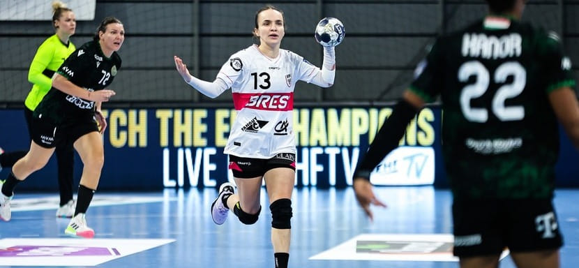 Анна Вяхирева второй год подряд становится обладательницей "Золотого мяча" — приза лучшей гандболистке России и Беларуси