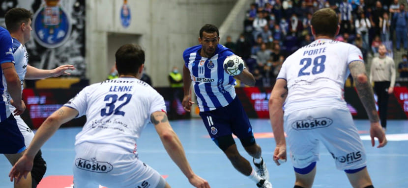 Лига чемпионов. Неожиданный провал "Вардара" и предсказуемая ничья в Порту