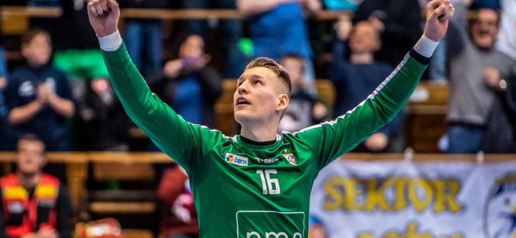 Польша. "Гурник" с трудом взял дома три очка у "Пётрковянина", гарантировав себе 3-е место в "регулярке". Плюс два других матча