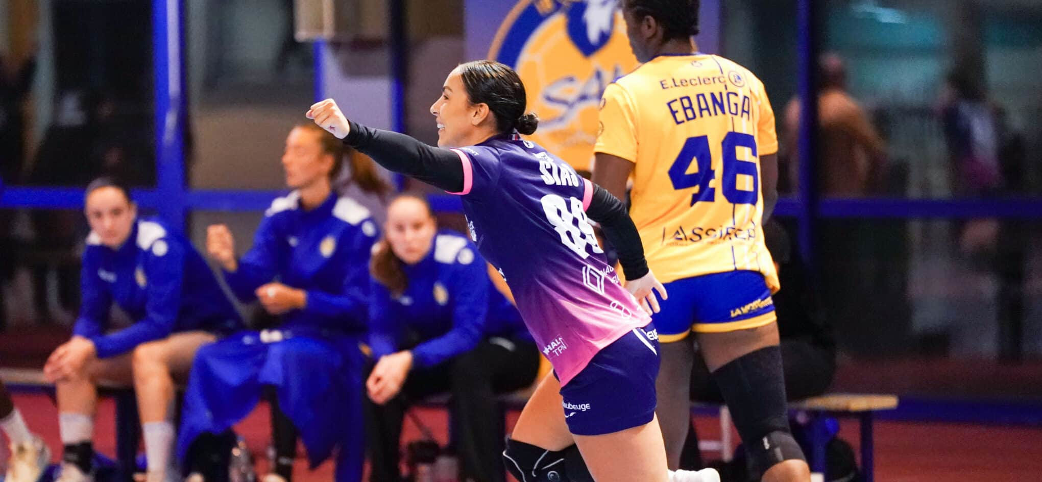 "Самбр-Авенуа" одержал первую в истории победу в D-1 Франции, 13 мячей Марин Дюпюи не спасли "Ниццу" от поражения в игре с "Ахенхаймом"