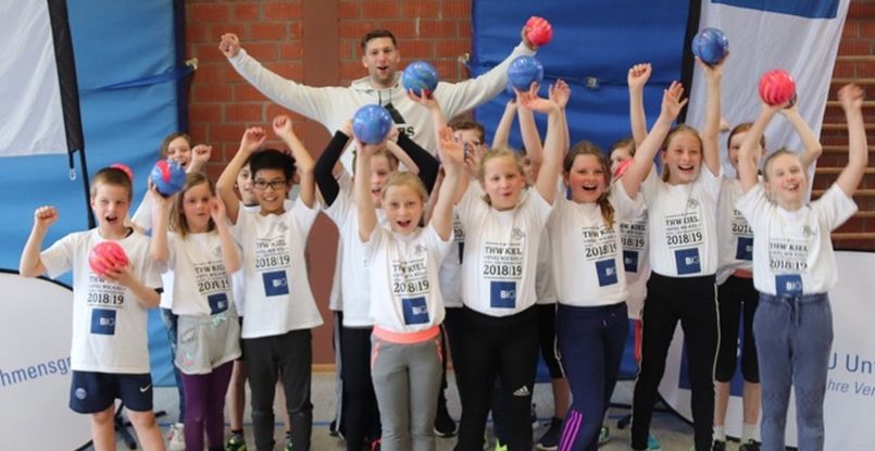 Германия. Секрет популярности гандбола. Полусредний "Киля" Харальд Рейнкинд провел тренировку со школьниками