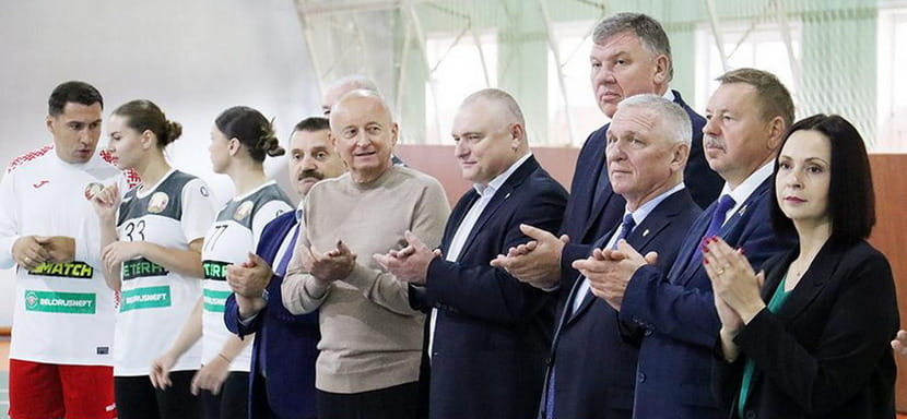 Владимир Коноплёв и делегация Белорусской федерации гандбола посетили СДЮШОР Чаусского района