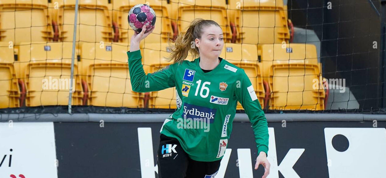 Дания. Алтея Рейнхардт о травме: "Стыдно рассказывать. Я вышла гулять и наступила на разбитое стекло, которое прошило ботинок"