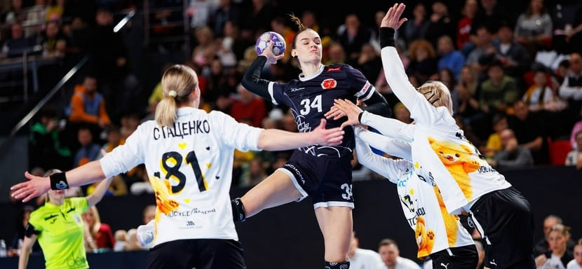 Полуфинальная серия женского чемпионата России стартует в паре "Ростов-Дон" — "Астраханочка". Ещё одна игра пройдёт в Новороссийске