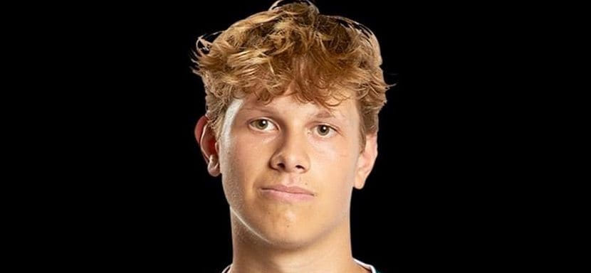 Дания. Молодой голкипер "Гудме" Андрес Хоген покинул команду, в которой выступает его отец, и перешел в "Скандерборг"