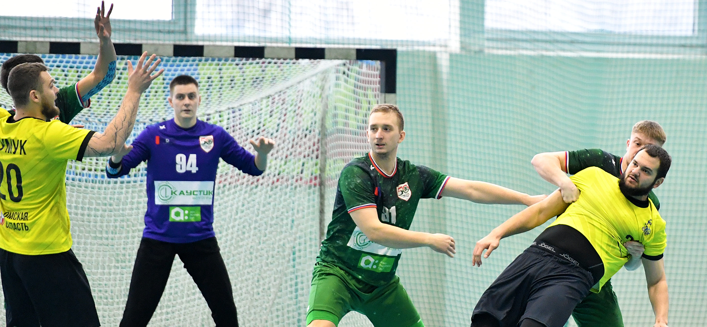 Волгоградский "Каустик" на своей площадке разгромил омский "Скиф" и вышел в 1/8 финала мужского Кубка России