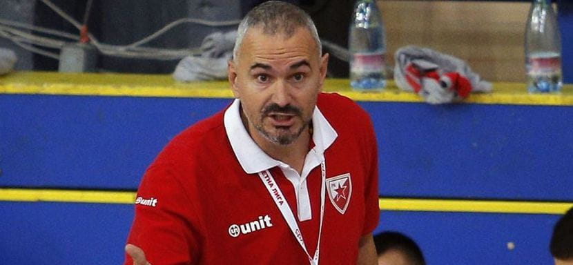 Первый опыт самостоятельной работы Марко Кривокапича оказался неудачным — он покинул пост главного тренера "Црвены Звезды"