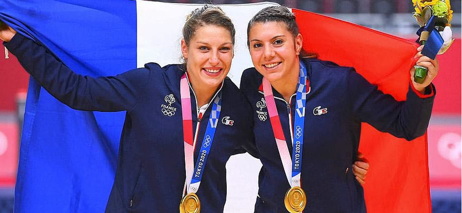 Франция. Гимназии, в которой училась олимпийская чемпионка левая крайняя "Меца" и сборной Франции Клоэ Валентини, присвоено её имя