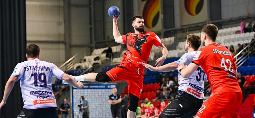 Левый полусредний Артём Пономарёв, расставшийся с "Пермскими медведями", вновь будет защищать цвета СГАУ-"Саратова"