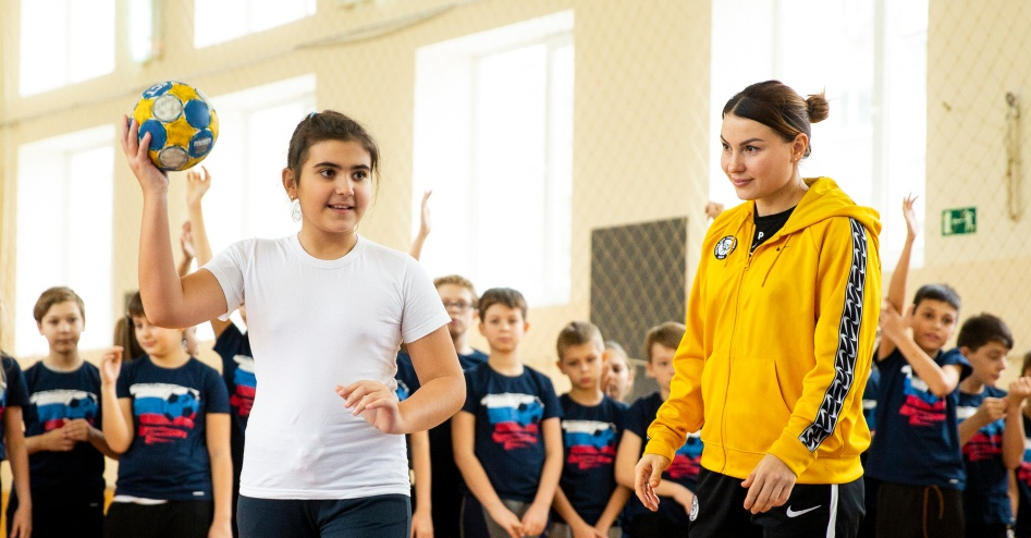 Гандболистки "Ростов-Дона" провели мастер-класс в школе №80 (ВИДЕО)