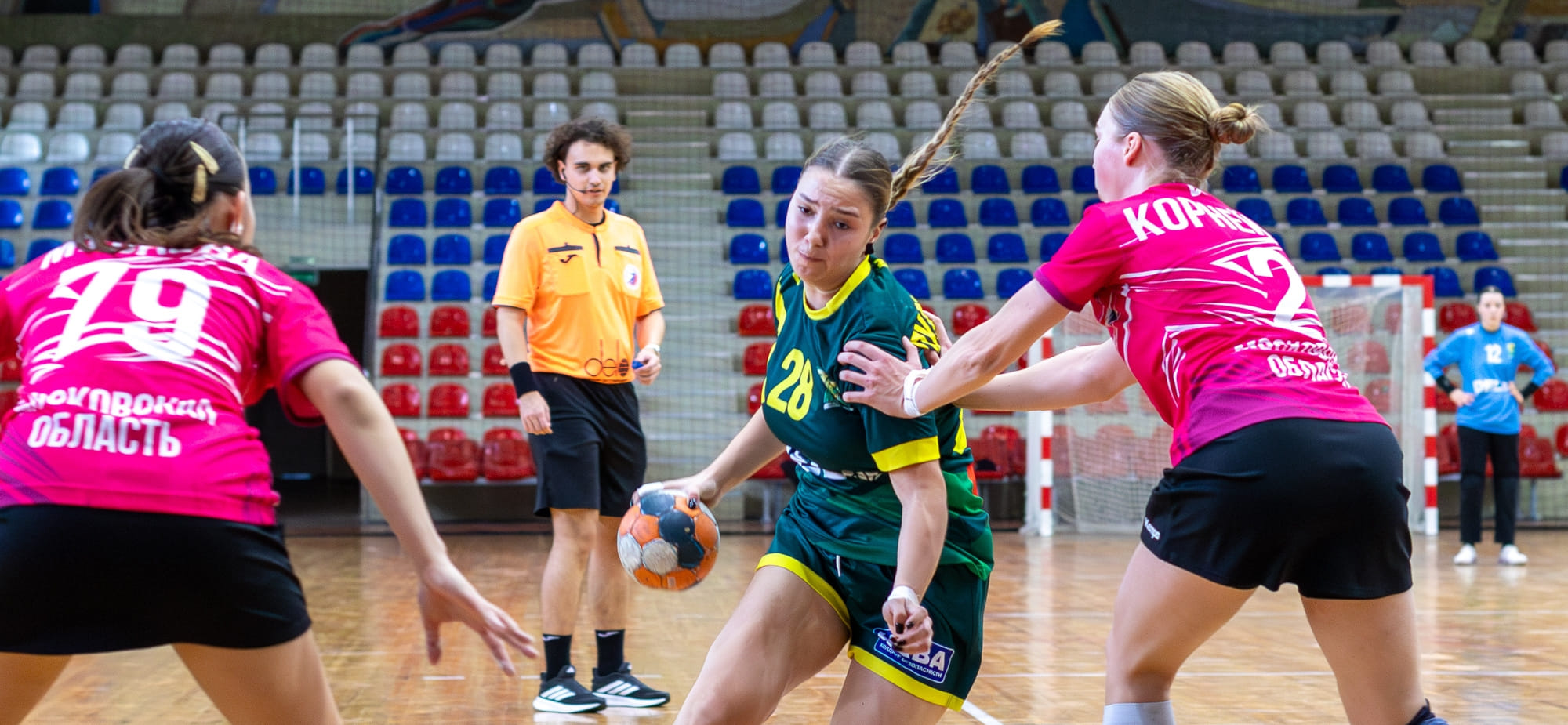 В женской высшей лиге "Динамо-Синара-3" и "Ростов-Дон-2", одержав победы, продолжают преследование второй команды "Лады"