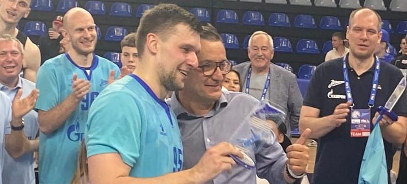 33-летний линейный петербургского "Зенита" Николай Емельяненко завершит игровую карьеру. Он будет работать в клубе