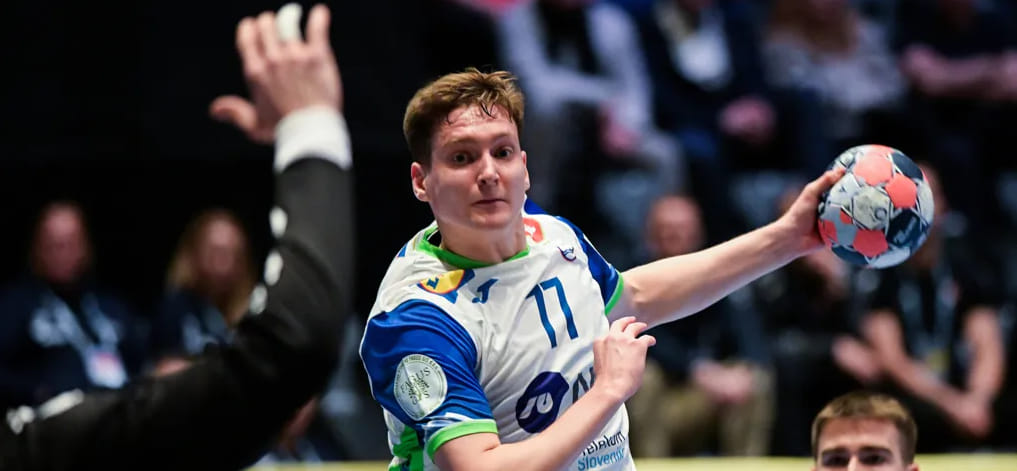 Датчане разгромили сборную Румынии и досрочно вышли в основной раунд чемпионата Европы. Также выход из группы себе обеспечила команда Венгрии