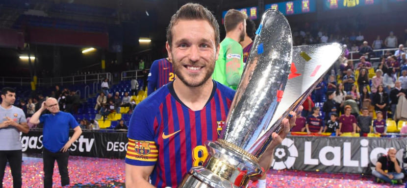 Испания. Виктор Томас: "Я очень взволнован. Большая честь увидеть футболку, которую я носил многие годы, под сводами "Палау Блауграны"