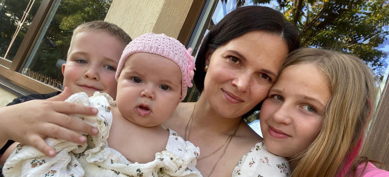 "Муж в шутку спрашивает, когда пойду снимать побои". Елена Алексеюк — о том, как вернуться на площадку с тремя детьми