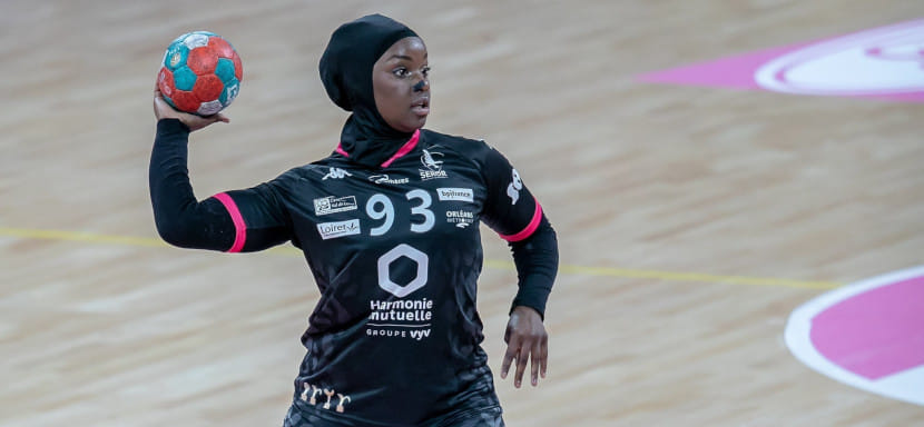 Франция. "Шамбре" объявил о подписании контракта с левой полусредней сборной Камеруна и "Флёри" Каришмой Эко