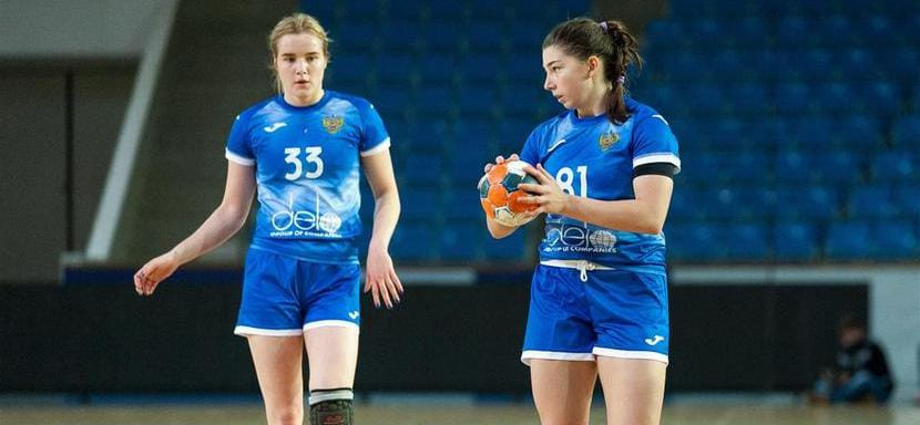 Рулевой российской "молодежки" (U-19) Михаил Измайлов везет на товарищеский турнир в Венгрию семнадцать гандболисток