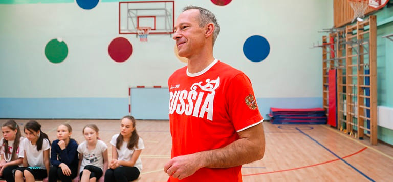 Россия. Олимпийский чемпион Денис Кривошлыков и 3-кратная чемпионка мира Эмилия Турей провели "Урок с чемпионом" в одной из московских школ (ВИДЕО)