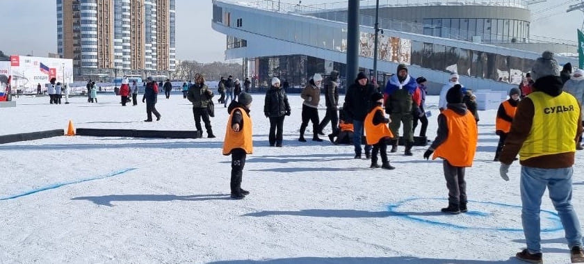 "Нашу силу духа проверил хороший морозец". В Амурской области сыграли в гандбол на снегу