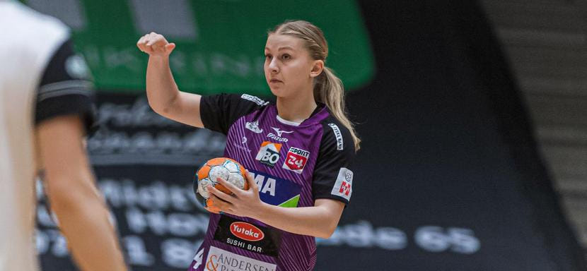 Дания. В женском чемпионате "Хернинг-Икаст" дома разгромил "Орхус", а "Силькеборг" был сильнее "Рандерса"