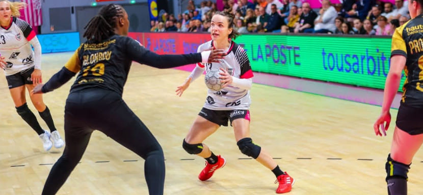 Анна Вяхирева претендует на звание лучшей правой полусредней чемпионата Франции и автора самого красивого гола турнира