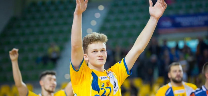 Польша. Юный левый крайний "Кельце" Цезарий Сургель повредил крестообразные связки колена и пропустит большую часть следующего сезона