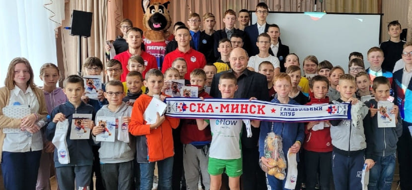 Беларусь. Гандболисты минского СКА Станислав Шабельников и Евгений Ладутько посетили детскую школу-интернат в Вилейке