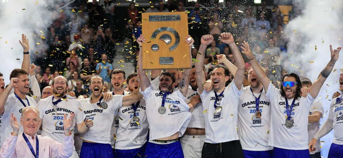 Путёвки в класс сильнейших среди мужских команд во Франции завоевали "Дижон" и "Селеста"