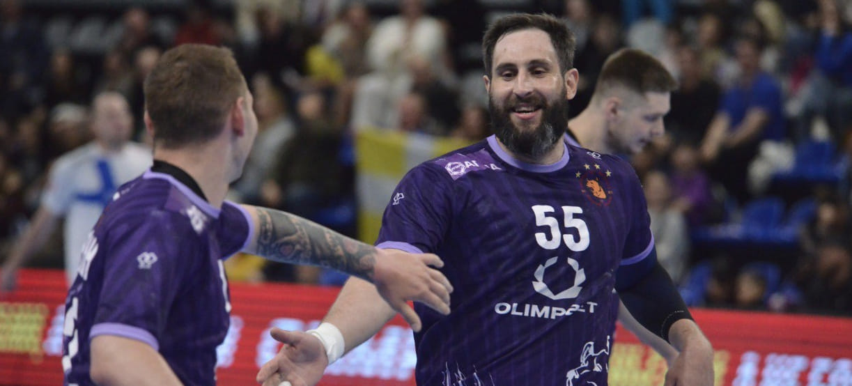 "Чеховские медведи" разорвали защиту "Виктора" в первом тайме. И отразили его погоню во втором