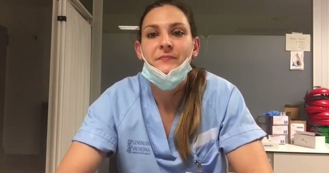 Коронавирус. Эстефания Деcкальсо из испанской "Мекалии" работает медсестрой в пульмонологическом отделении во время пандемии